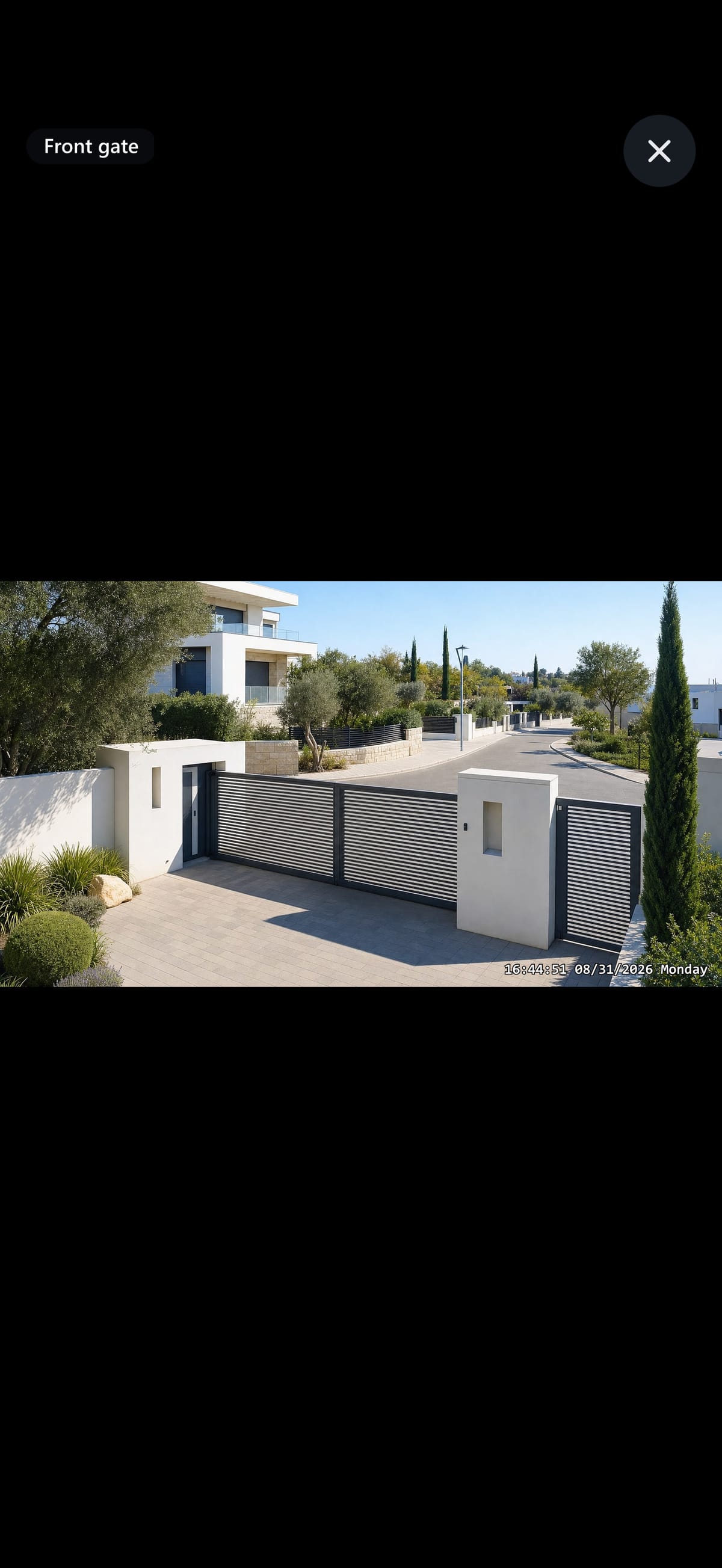 שידור חי במסך מלא ממצלמת Front gate, עם שם המצלמה וכפתור סגירה.