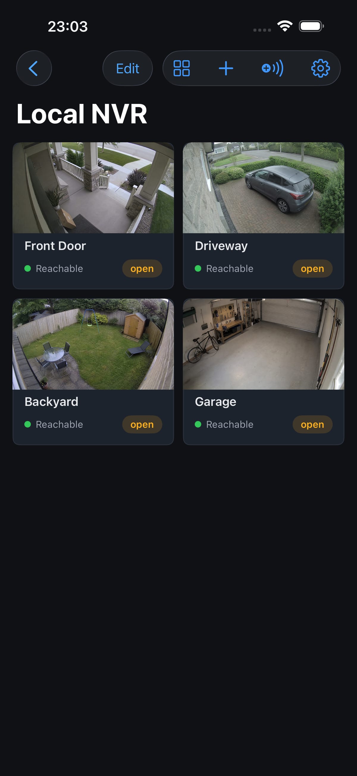 מסך ה-NVR המקומי: ארבעה אריחי מצלמות — Front Door, Driveway, Backyard ו-Garage — כל אחד מסומן כנגיש.