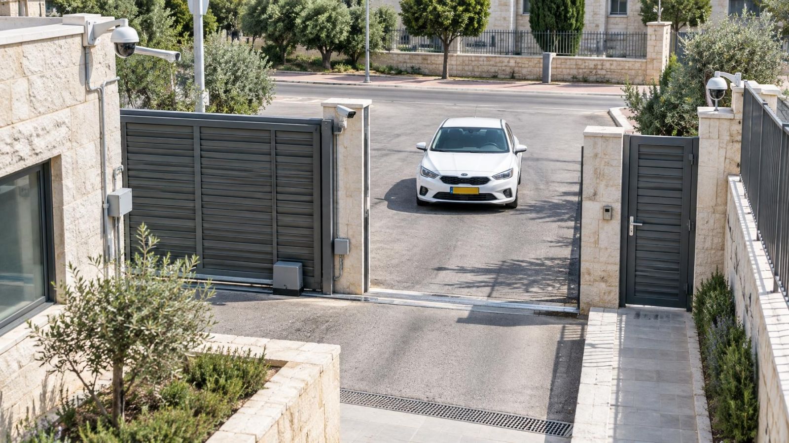 מצלמות שער מכוונות לכניסת כלי רכב ולעמדת הולכי רגל באור יום